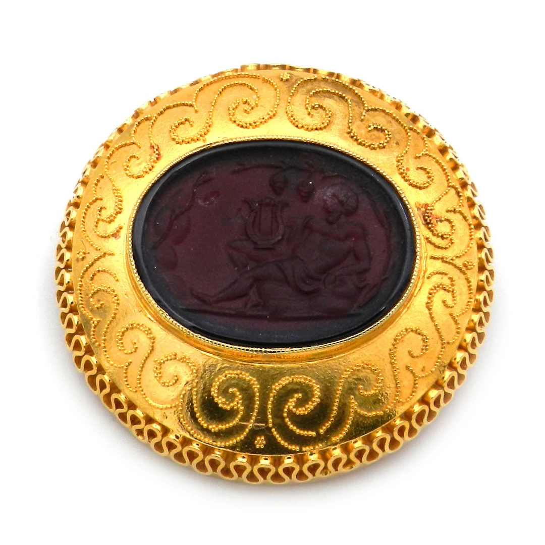 Art Deco Gold Brosche mit Pâte de Verre Gemme und Granulationen, um 1930