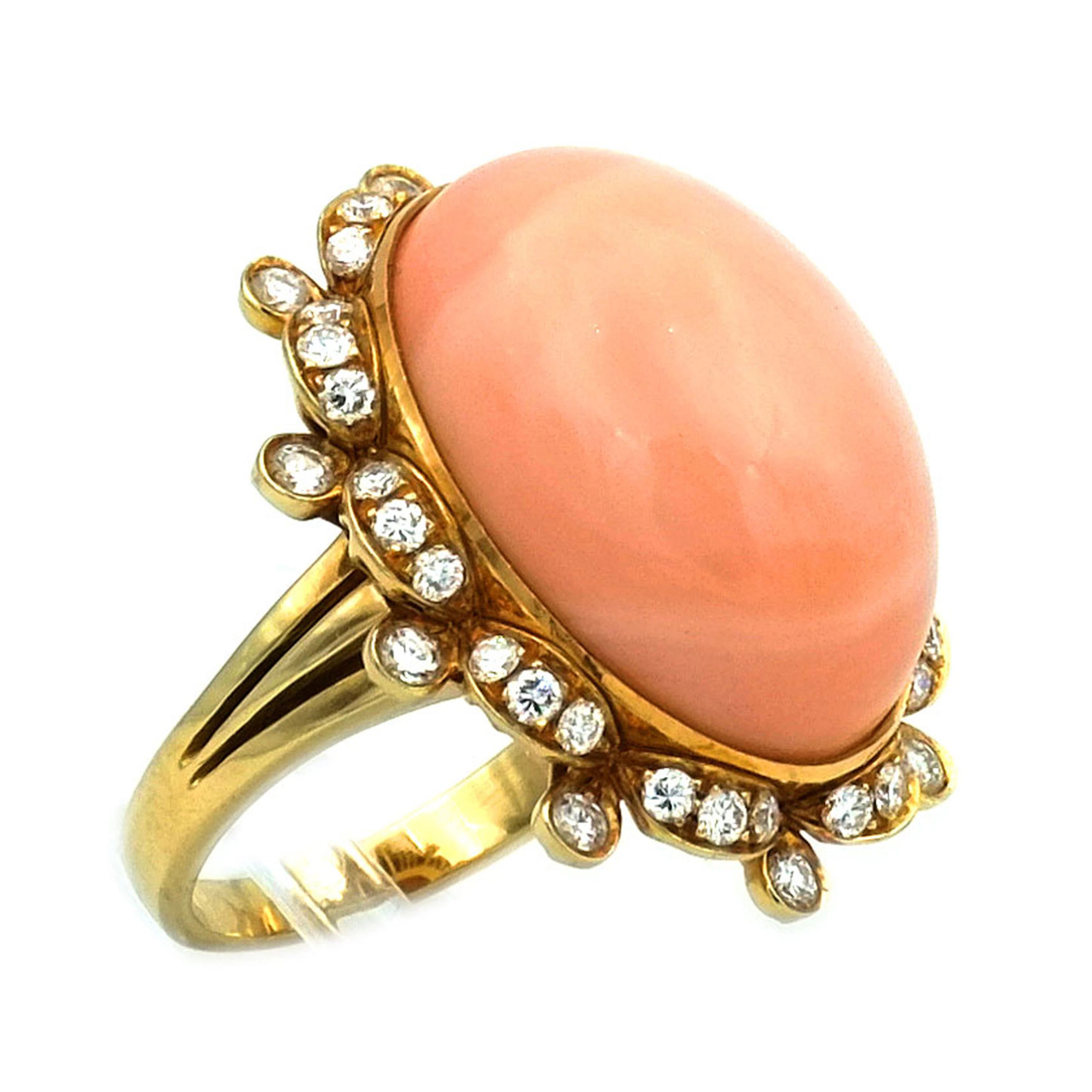 Korallen Ring mit feinster Engelshaut Koralle und 1.2 ct Diamanten in 18K Gold