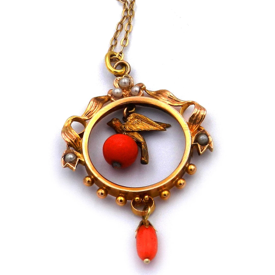 Antiker Korallen Anhänger mit Vogel und Orientperlen in 14 K Gold