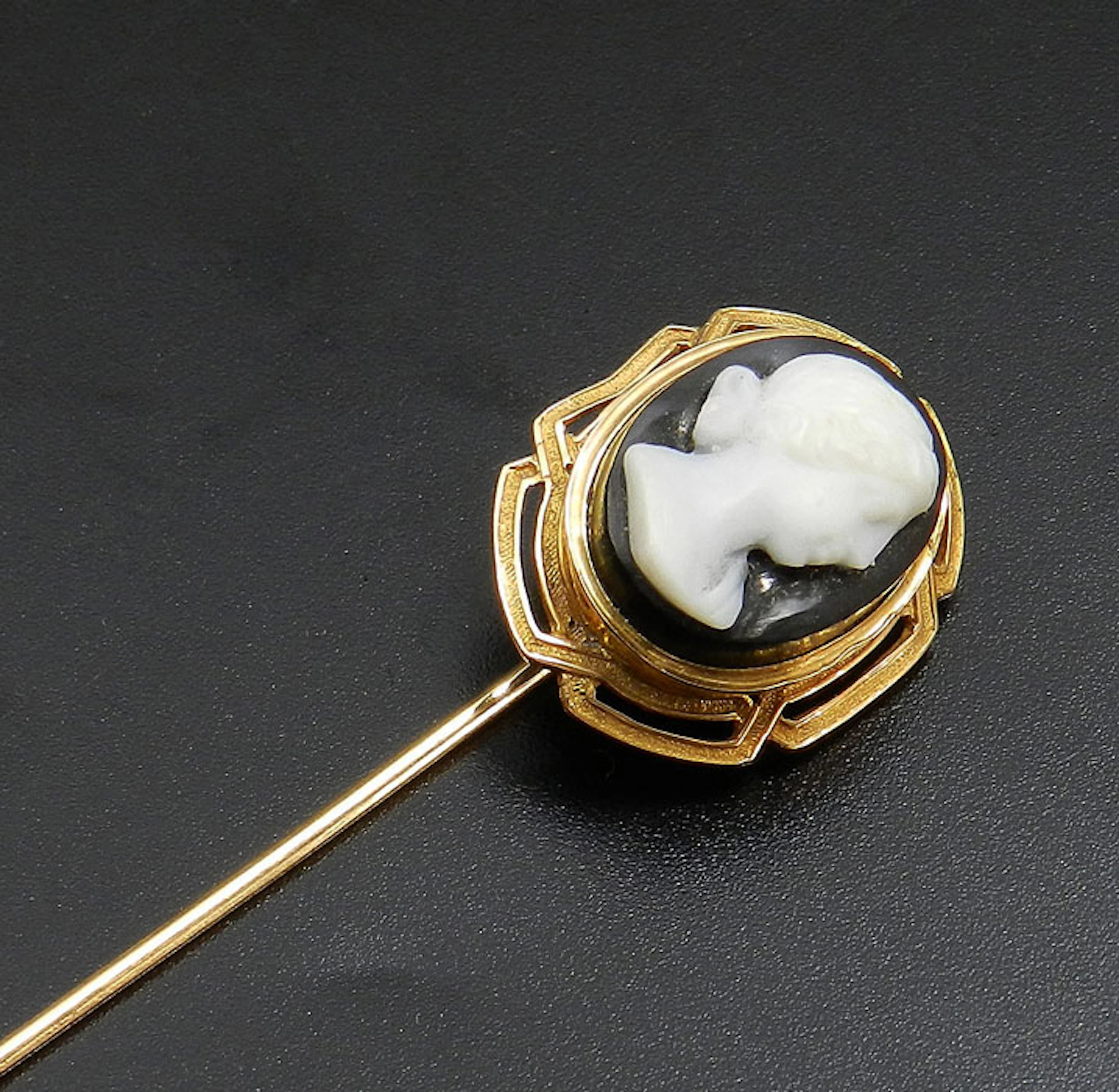 Antike Reversnadel mit Onyx Gemme, um 1870