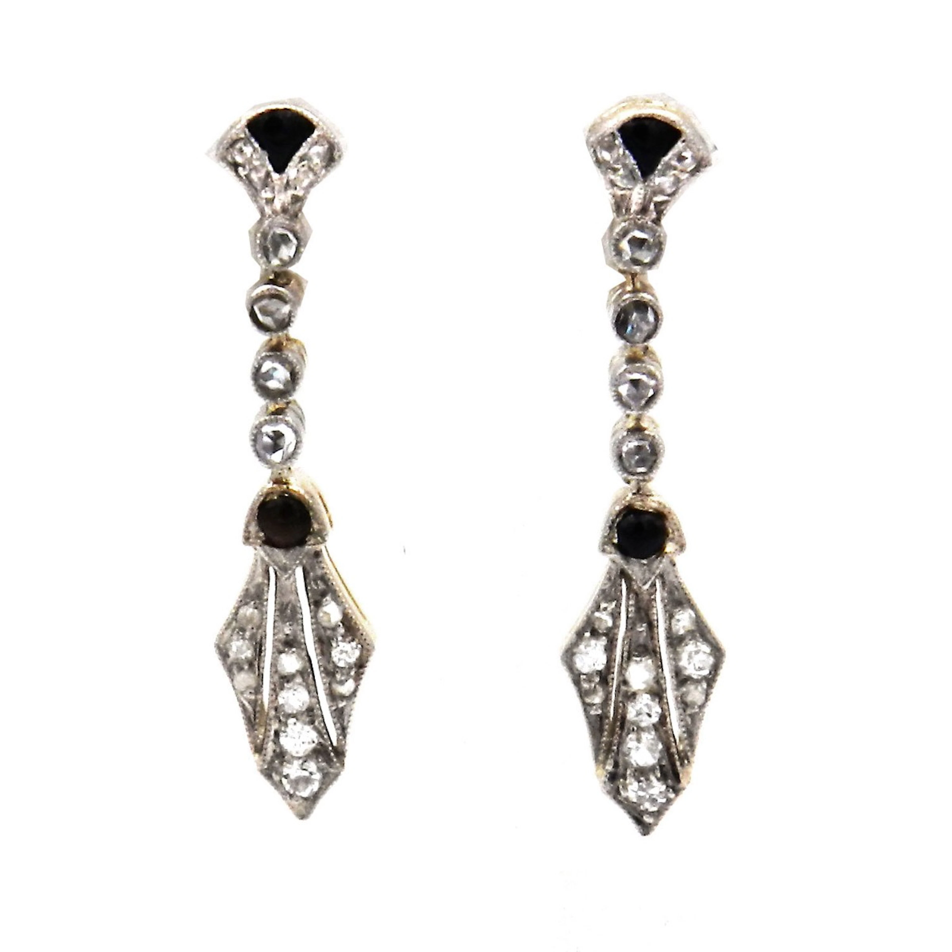 Art Deco Ohrringe mit 0.12 ct Diamanten und Onyx in Gelbgold und Platin