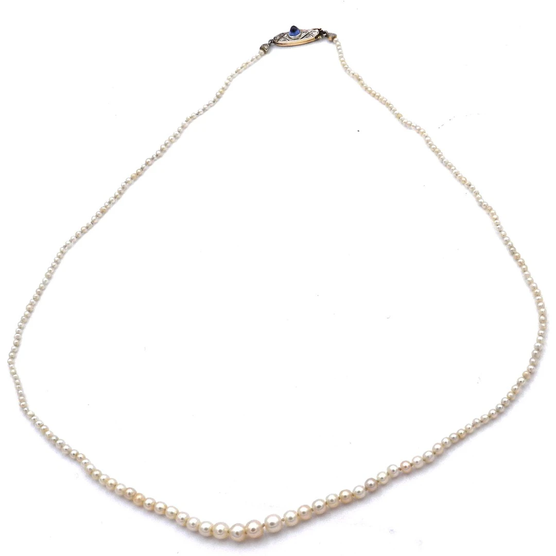 Art Deco Natur Perlenkette mit Saphir Schließe in Gold und Platin, um 1920