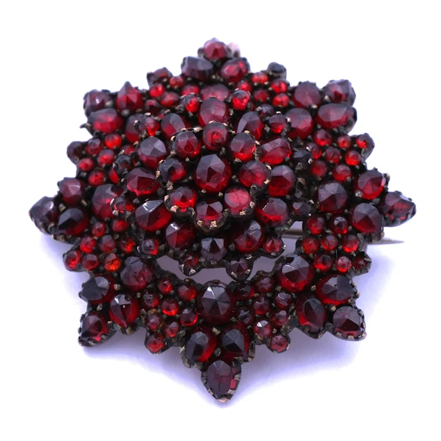 Antike Biedermeier Granat Brosche als Granatstern, Böhmen um 1860