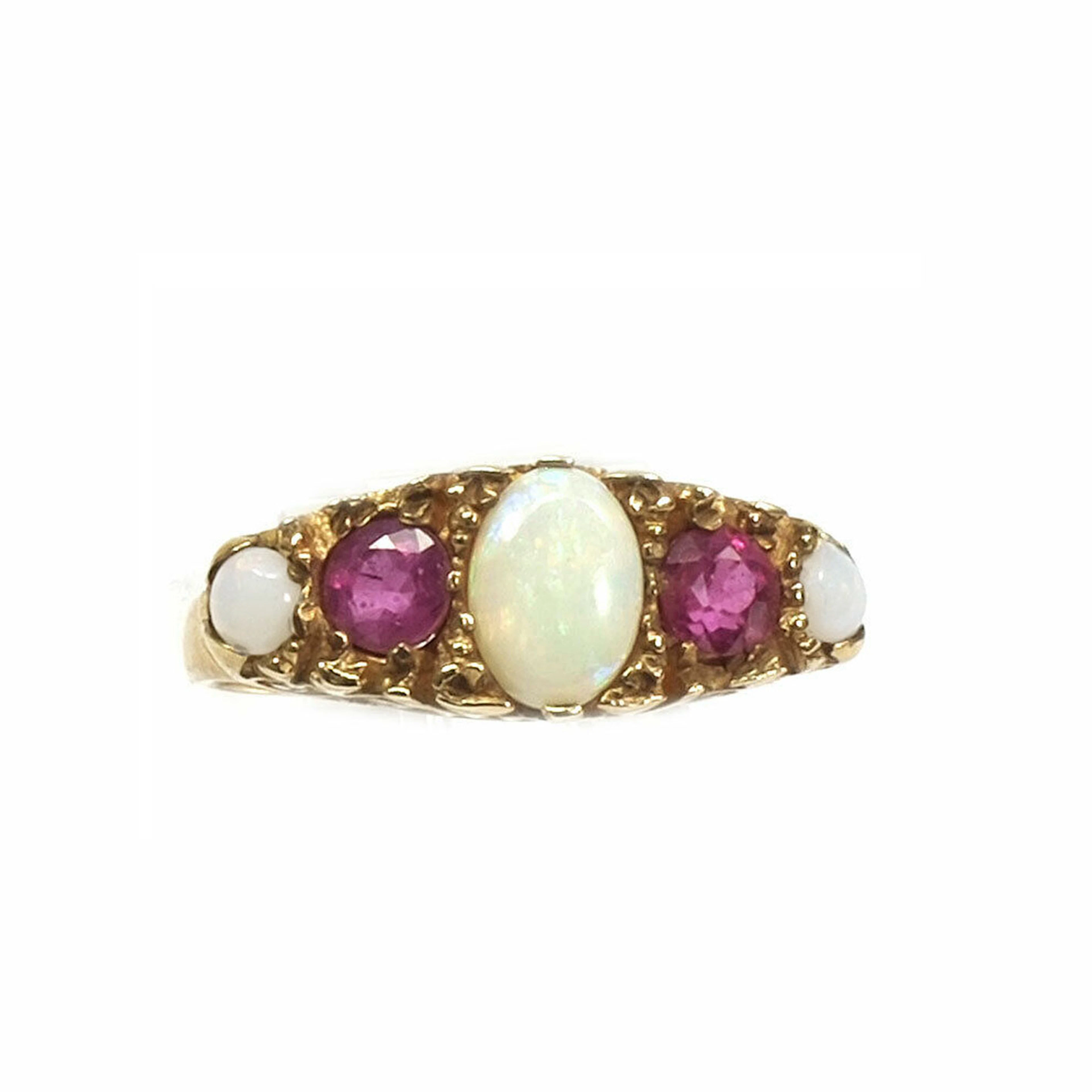 Englischer Opal Ring mit Rubinen im Viktorianischen Stil, London 1980