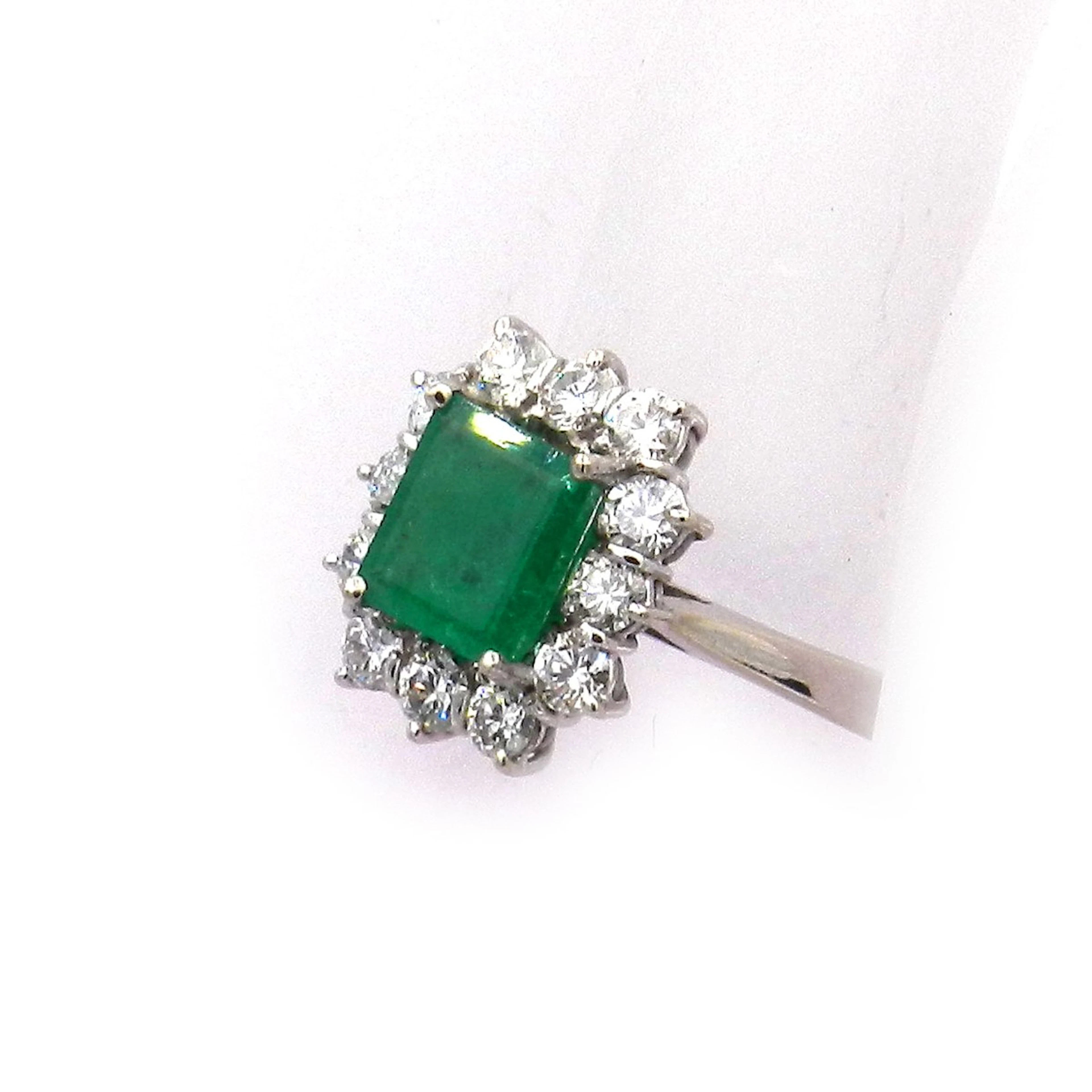Diamant 1.47ct Smaragd Ring mit 0.82 ct Brillanten in 18K Weißgold