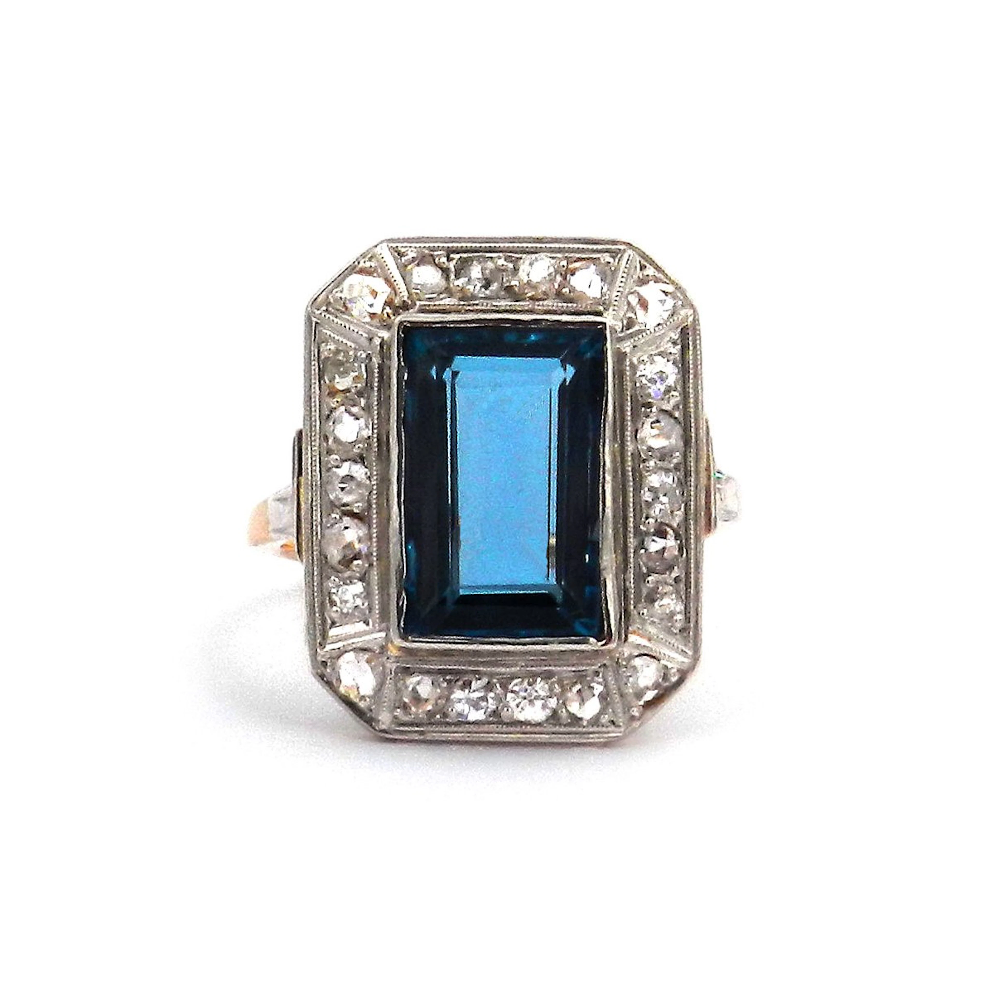 Art Deco Blautopas Diamant Ring mit 0.15 ct Altschliffdiamanten in