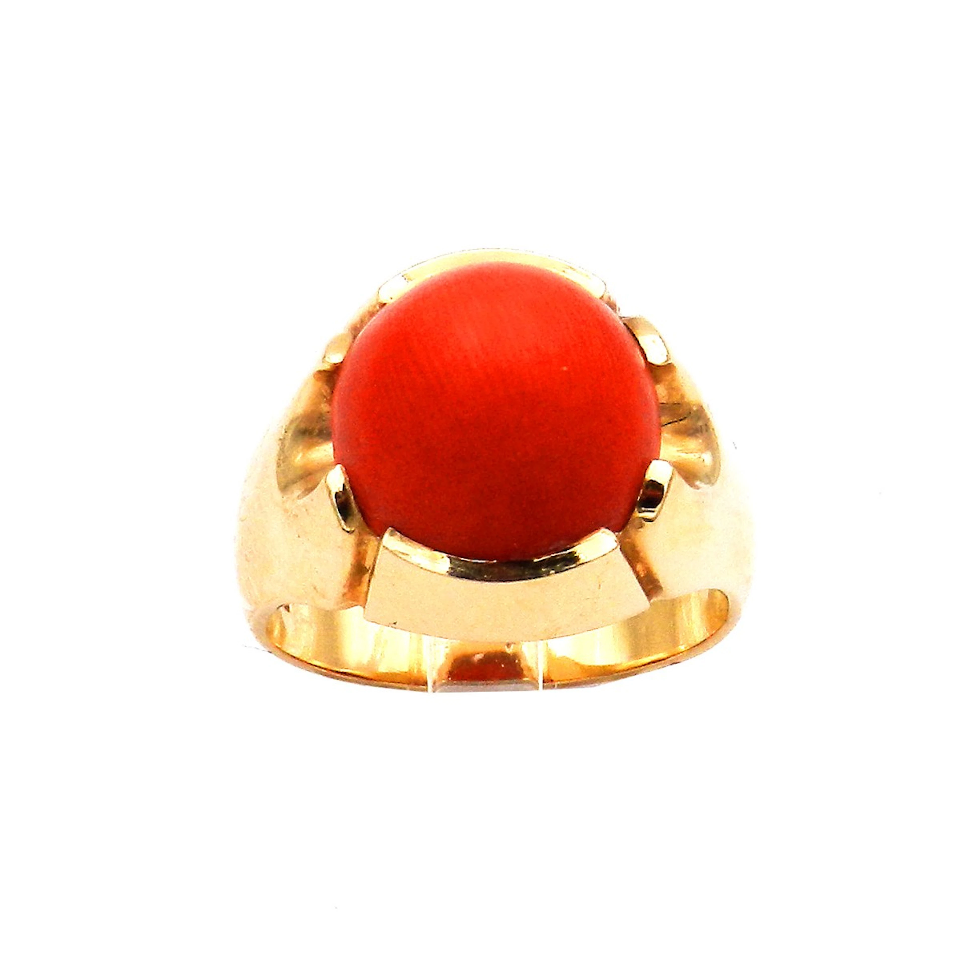 Korallen Ring mit lachsfarbener Mittelmeer Koralle in 14K Gold, Wien um 1950