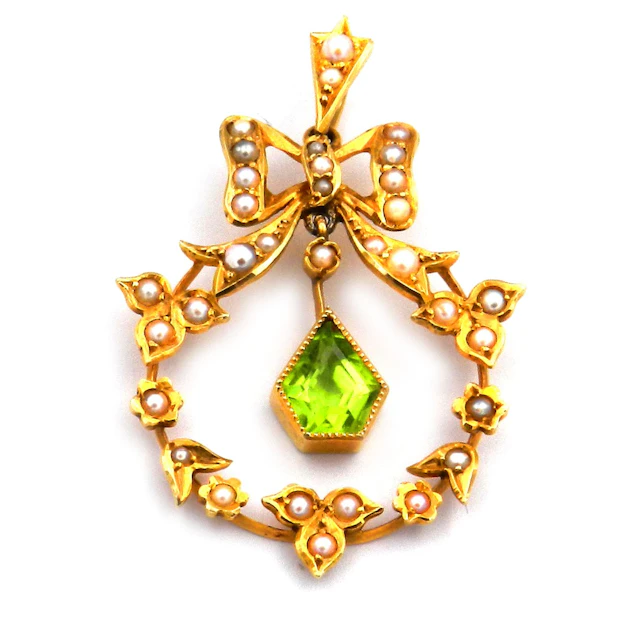 Jugendstil Peridot Anhänger mit Orientperlen in 15K Gold England um 1910