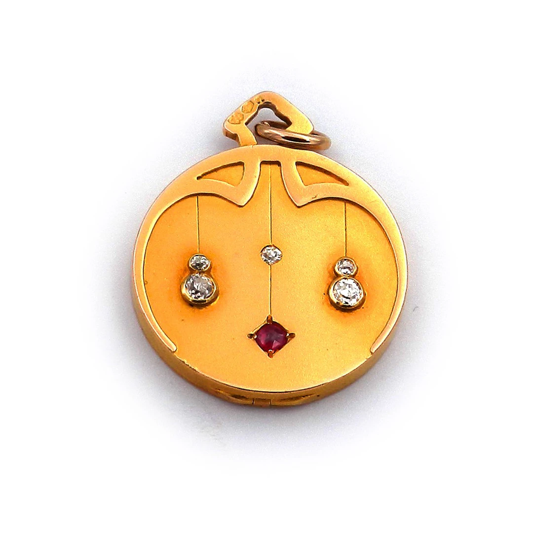 Wiener Jugendstil Gold Medaillon mit Rubin und 0.33 ct Diamanten –