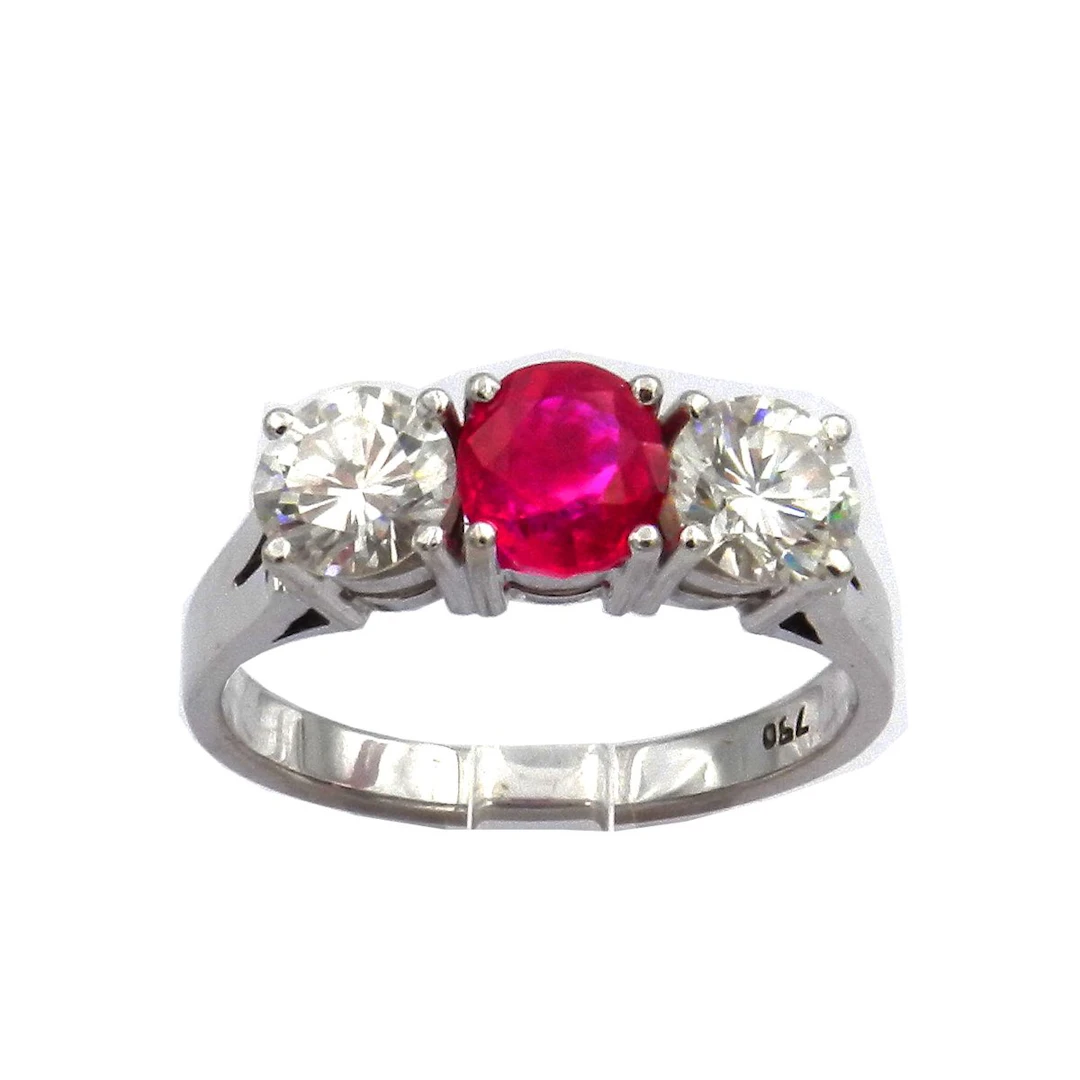 Rubin Diamant Ring als Trilogie Ring mit No Heat Burma Rubin und 1.6