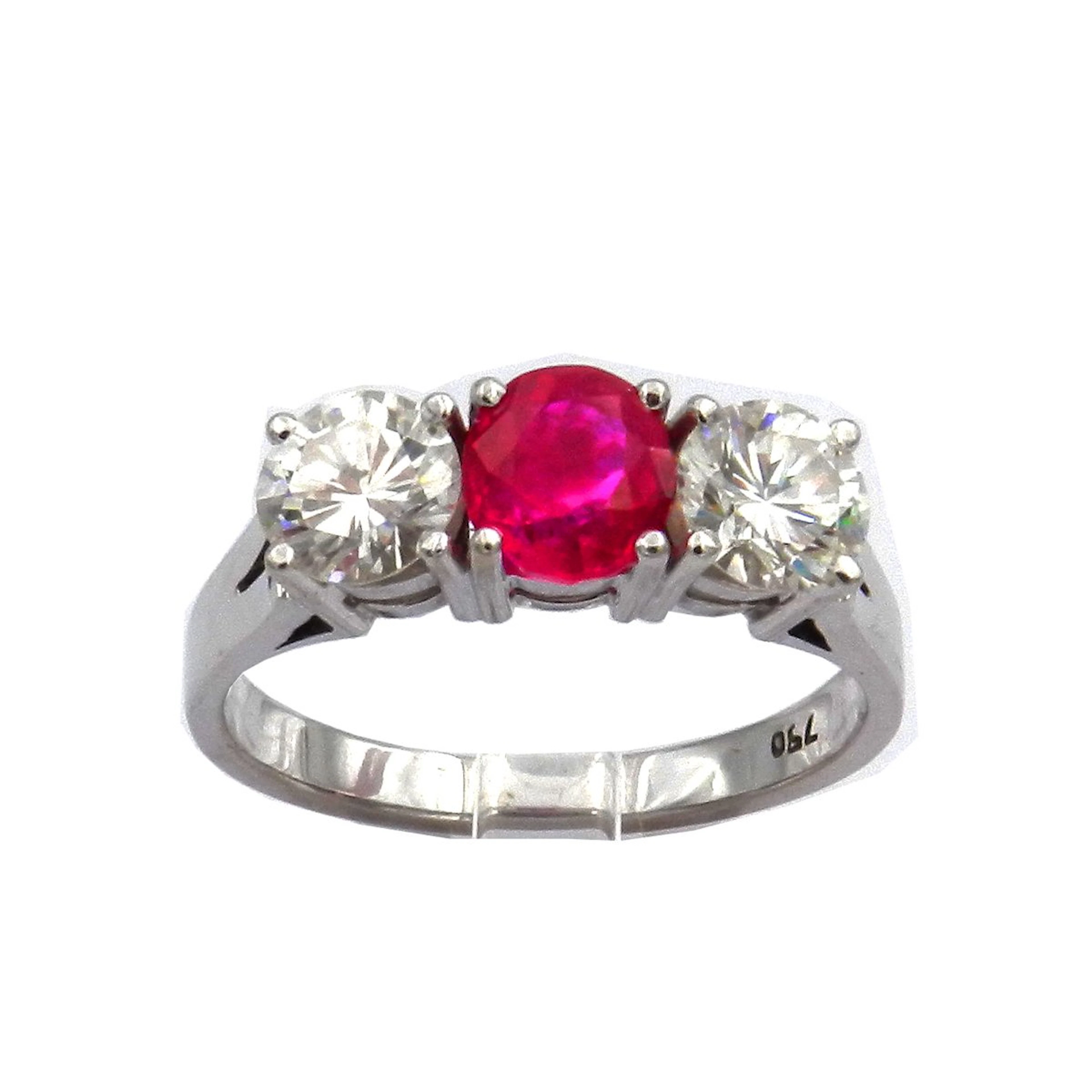 Rubin Diamant Ring als Trilogie Ring mit No Heat Burma Rubin und 1.6
