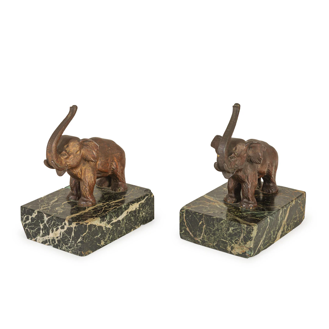 COPPIA DI PICCOLE SCULTURE IN BRONZO PATINATO, XX SECOLO