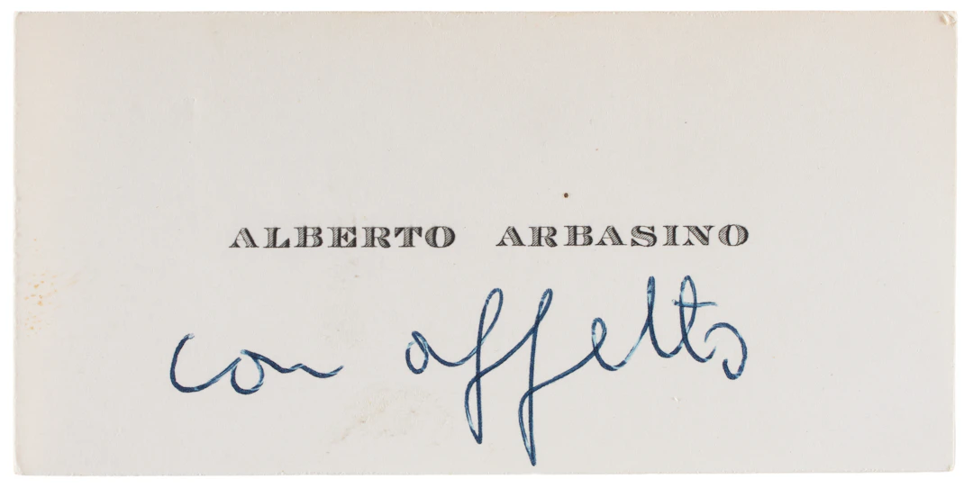 ARBASINO, Alberto (1930-2020). Biglietto da visita con nota autografa. S.d.