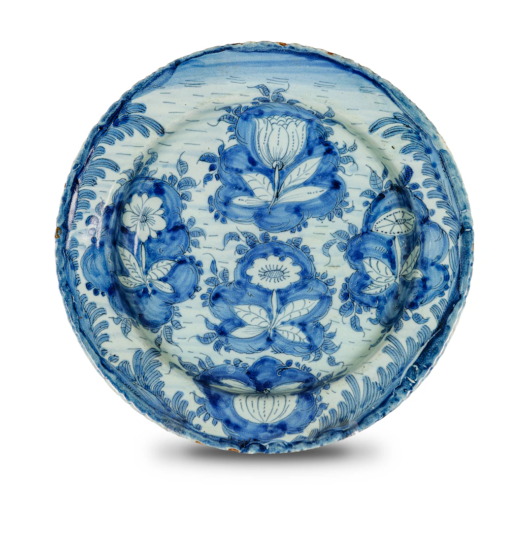 PIATTO IN MAIOLICA BIANCA E BLU, FORNACE DI SAVONA, XVII SECOLO
