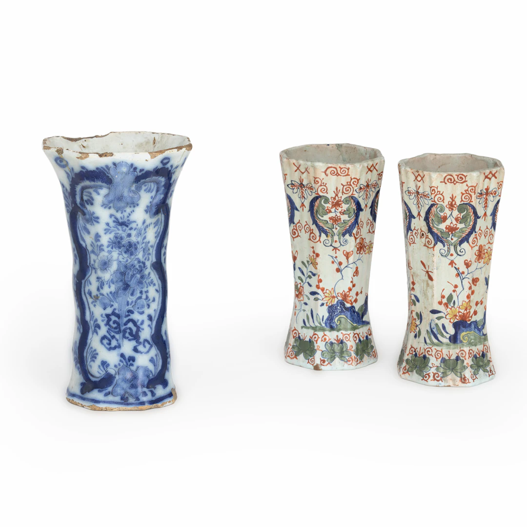 TRE PICCOLI PORTAFIORI IN MAIOLICA POLICROMA E BIANCA E BLU, FORNACI
