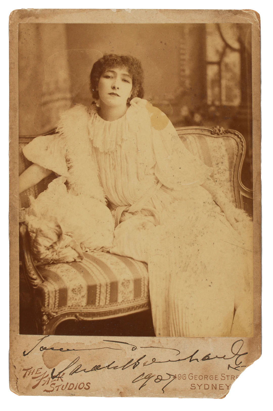 BERNHARDT, Sarah (1844-1923). Ritratto fotografico formato cabinet