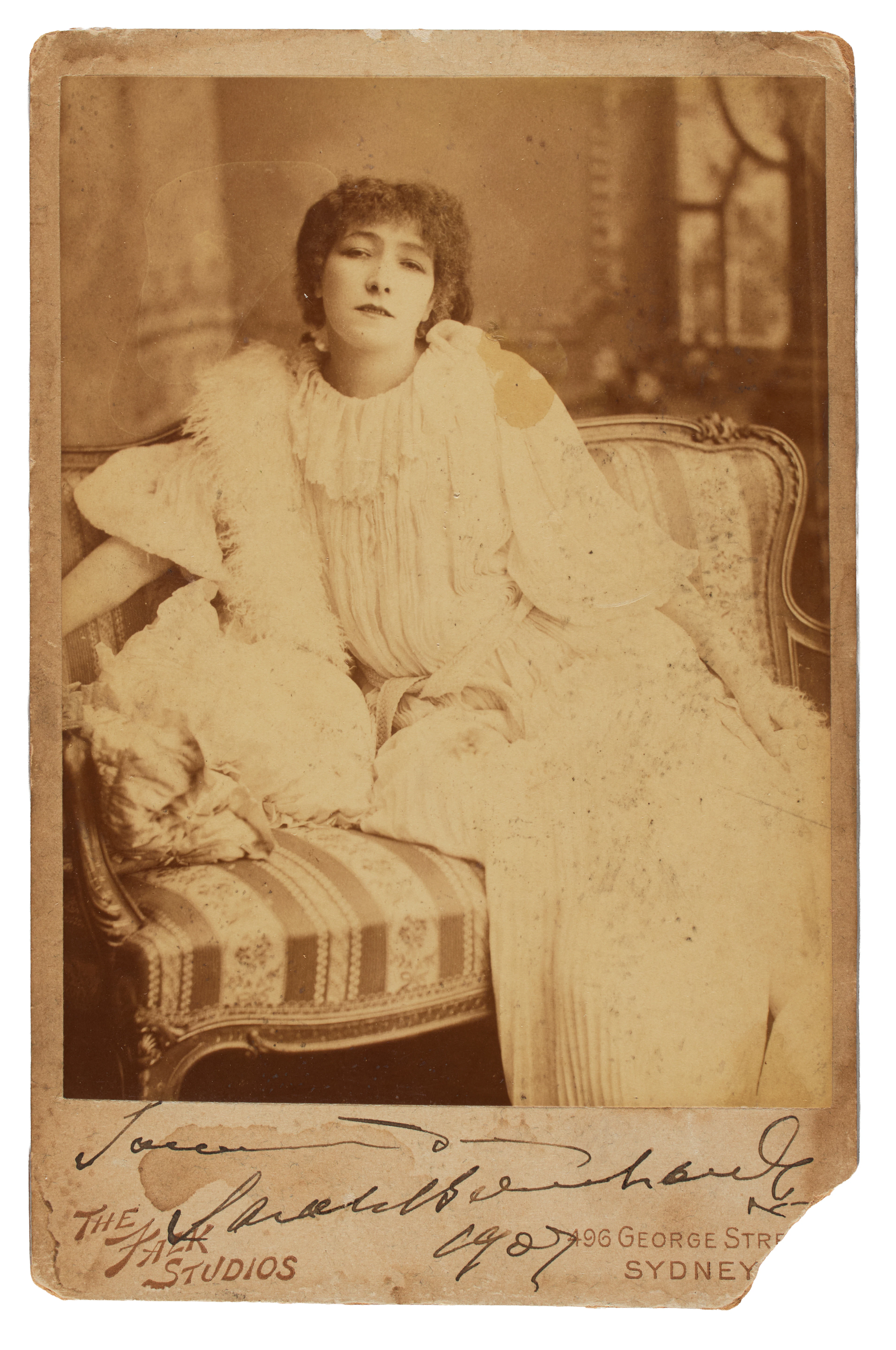 BERNHARDT, Sarah (1844-1923). Ritratto fotografico formato cabinet