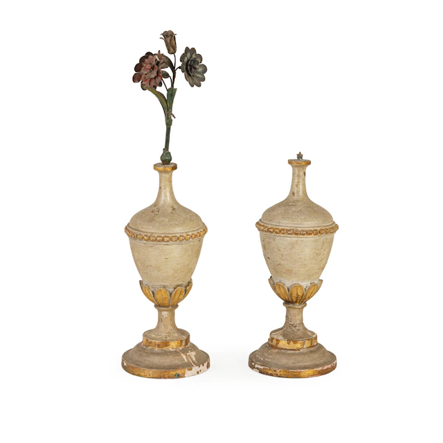 COPPIA DI ELEMENTI DECORATIVI IN LEGNO LACCATO, XIX SECOLO