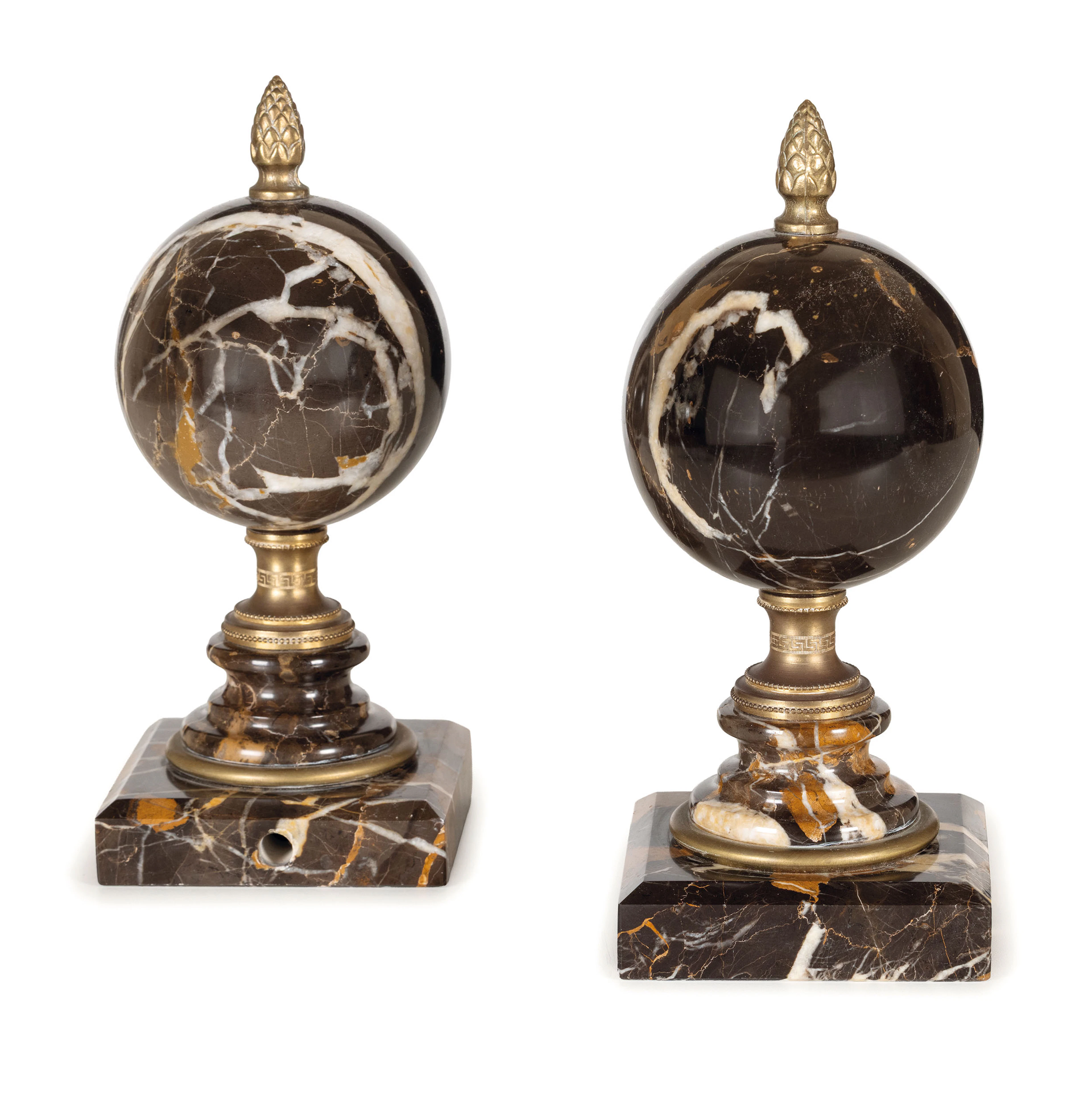 COPPIA DI ELEMENTI DECORATIVI IN MARMO E BRONZO DORATO, RECENTE MANIFATTURA