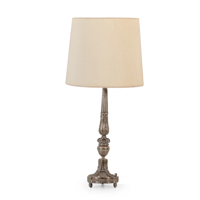 COPPIA DI TORCIERI MONTATI A LAMPADA IN METALLO ARGENTATO, XIX SECOLO