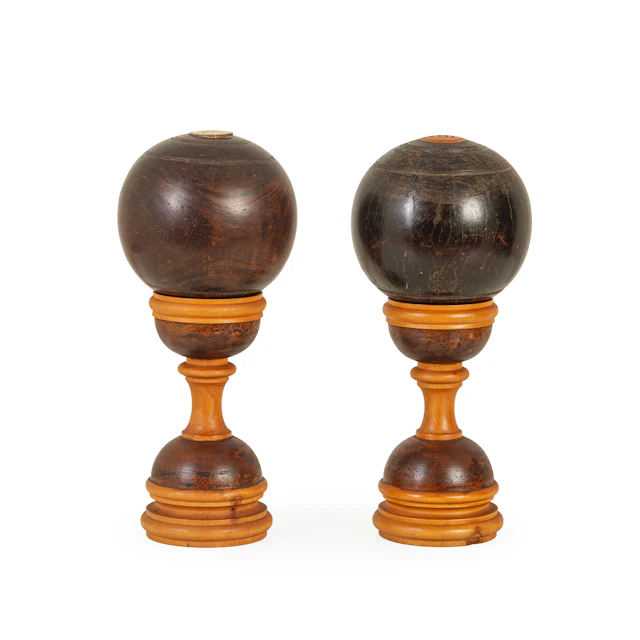 DUE BOCCE DA LAWN BOWLS IN LEGNO DI GUAIACO, INGHILTERRA, XIX-XX SECOLO