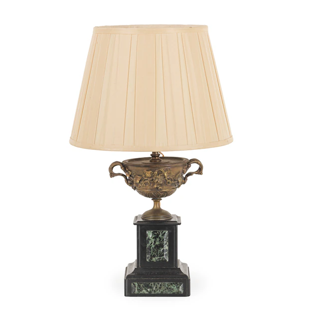 COPPIA DI LAMPADE IN METALLO DORATO E PATINATO, XIX-XX SECOLO