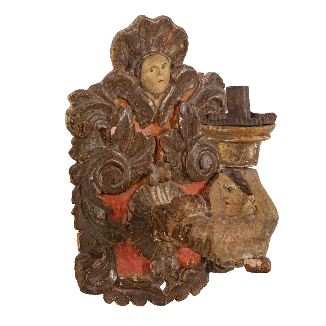 BRACCIO DA MURO IN LEGNO SCOLPITO E LACCATO, XVII SECOLO