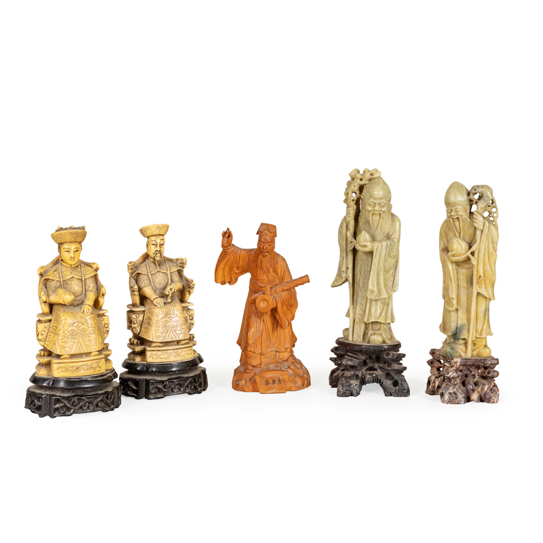 LOTTO DI CINQUE FIGURE IN GIADA, RESINA E LEGNO, ARTE ORIENTALE DEL XX SECOLO
