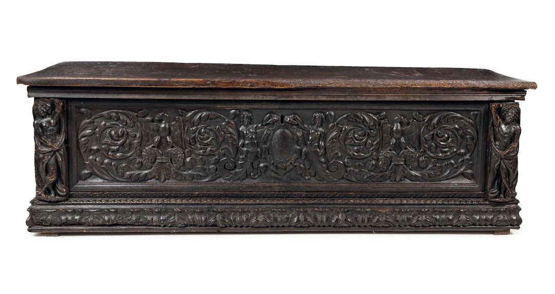 CASSONE IN LEGNO DI NOCE SCOLPITO E PATINATO, XVI-XVII SECOLO