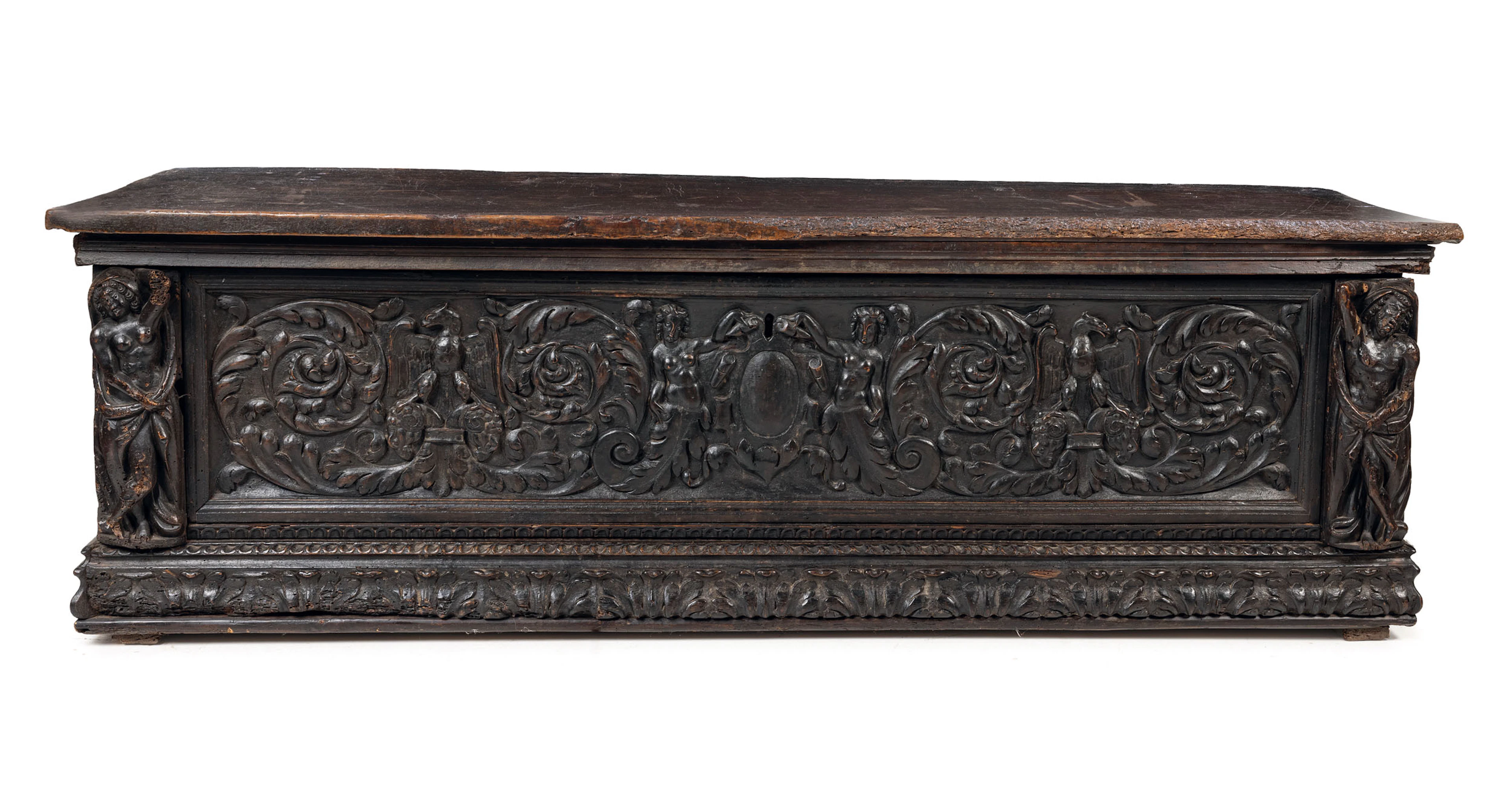 CASSONE IN LEGNO DI NOCE SCOLPITO E PATINATO, XVI-XVII SECOLO