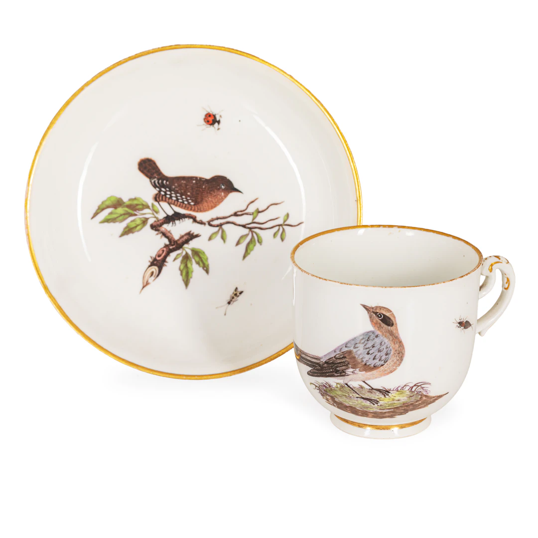TAZZA CON PIATTINO IN PORCELLANA POLICROMA, MANIFATTURA DI MEISSEN