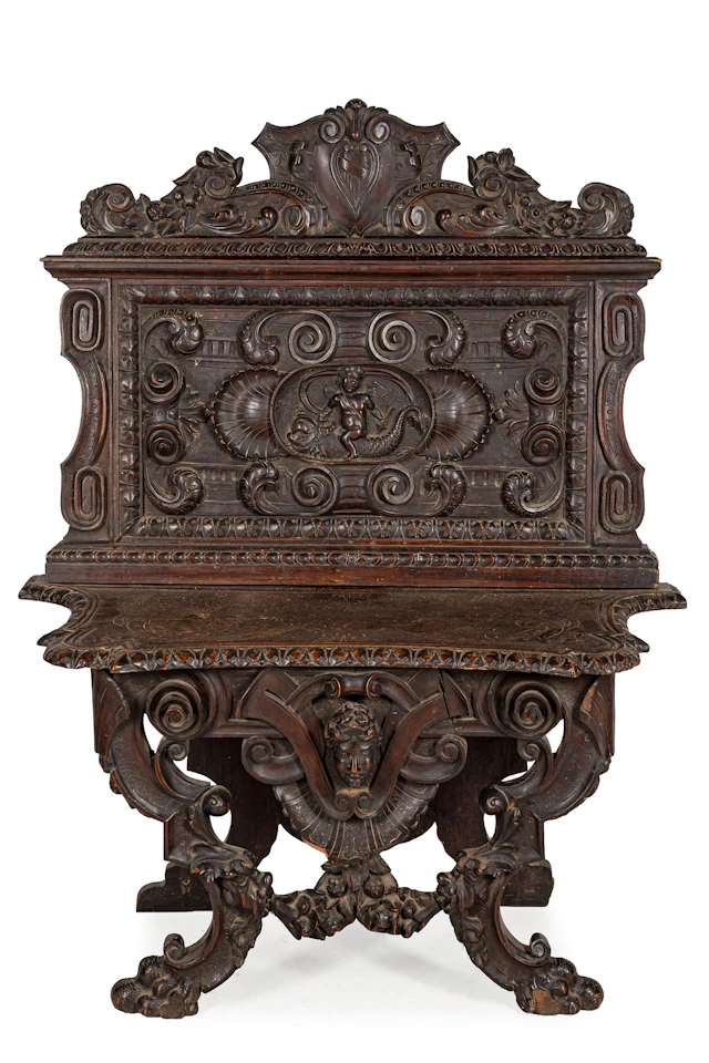 COPPIA DI SCRANNI IN LEGNO SCOLPITO E PATINATO, XIX-XX SECOLO