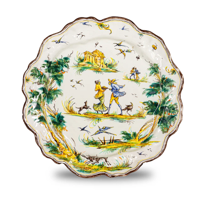 COPPIA DI PIATTI DI SERVIZIO IN MAIOLICA POLICROMA, MANIFATTURA DEL XX SECOLO