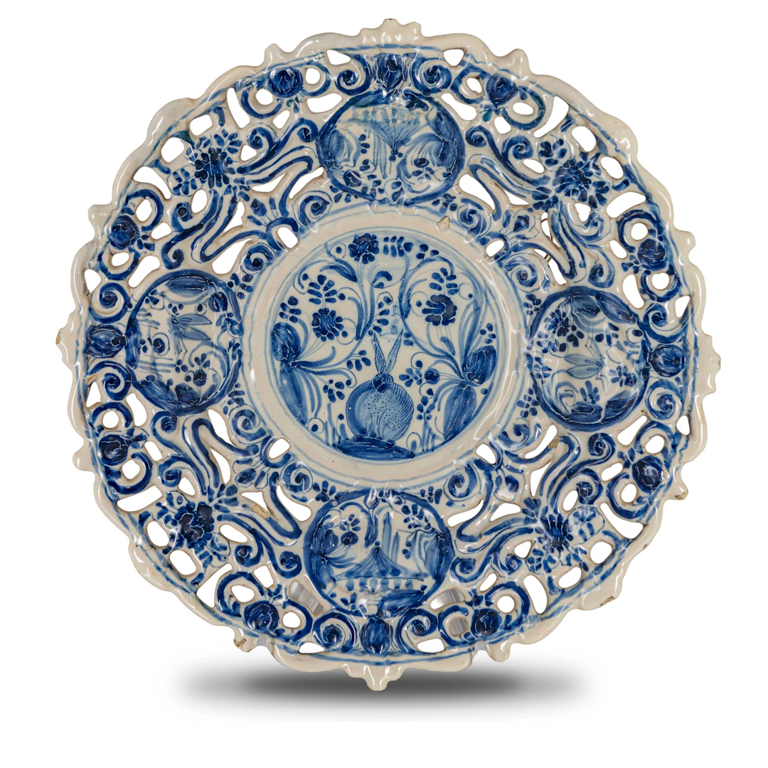 ALZATA IN MAIOLICA BIANCA E BLU, FORNACE LIGURE DEL XVII-XVIII SECOLO