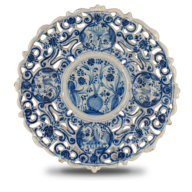 ALZATA IN MAIOLICA BIANCA E BLU, FORNACE LIGURE DEL XVII-XVIII SECOLO