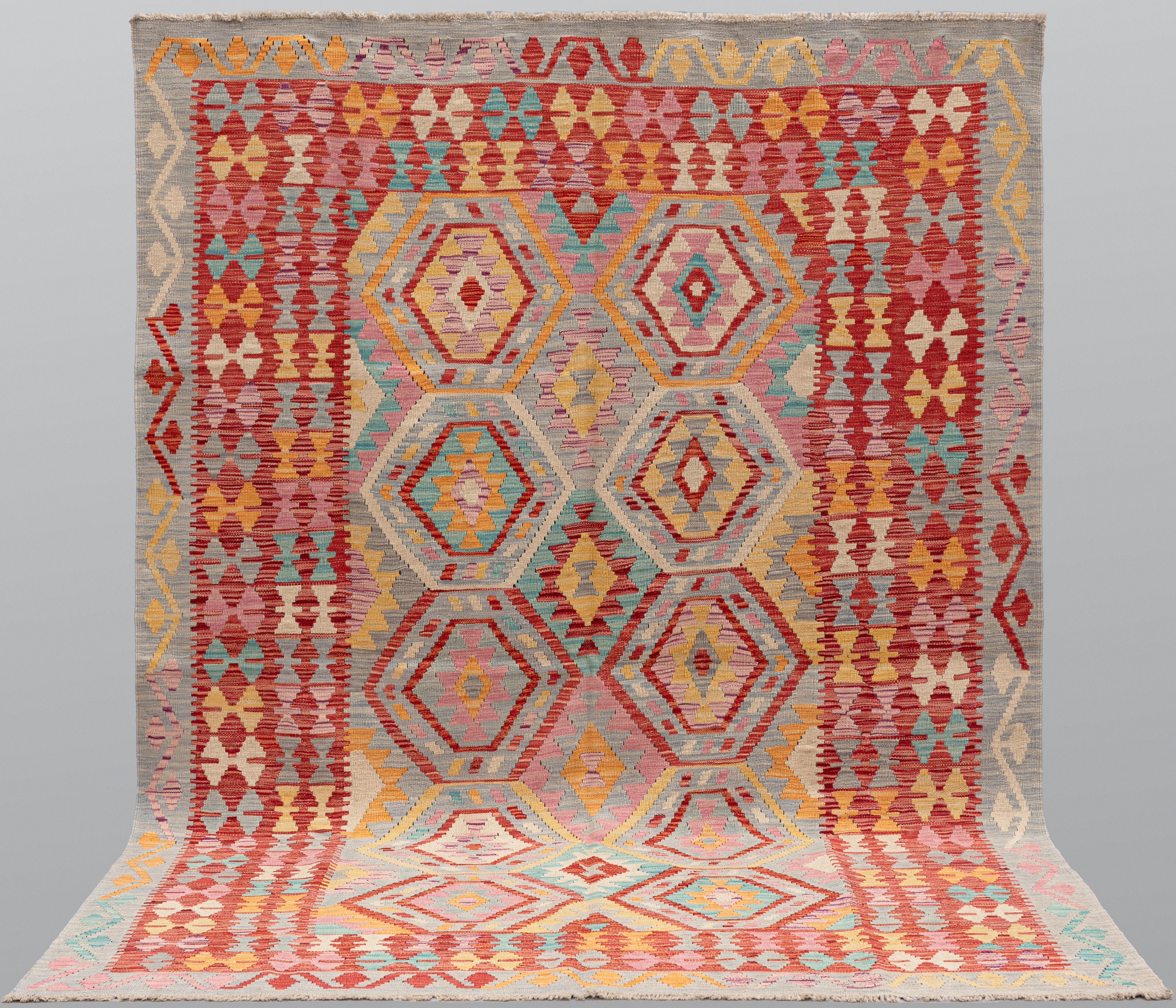 MATTA. Kelim klassisk design, 241 x 175 cm.