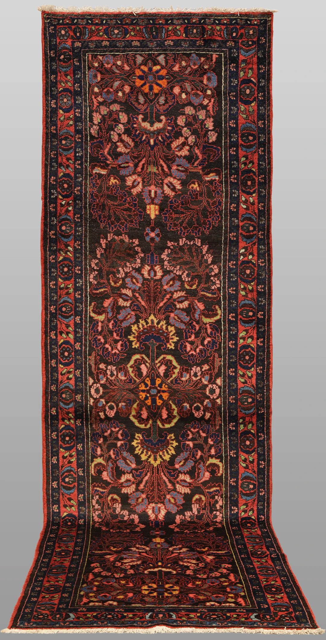 MATTA. Semiantik Hamadan gallerimodell, 350 x 118 cm.