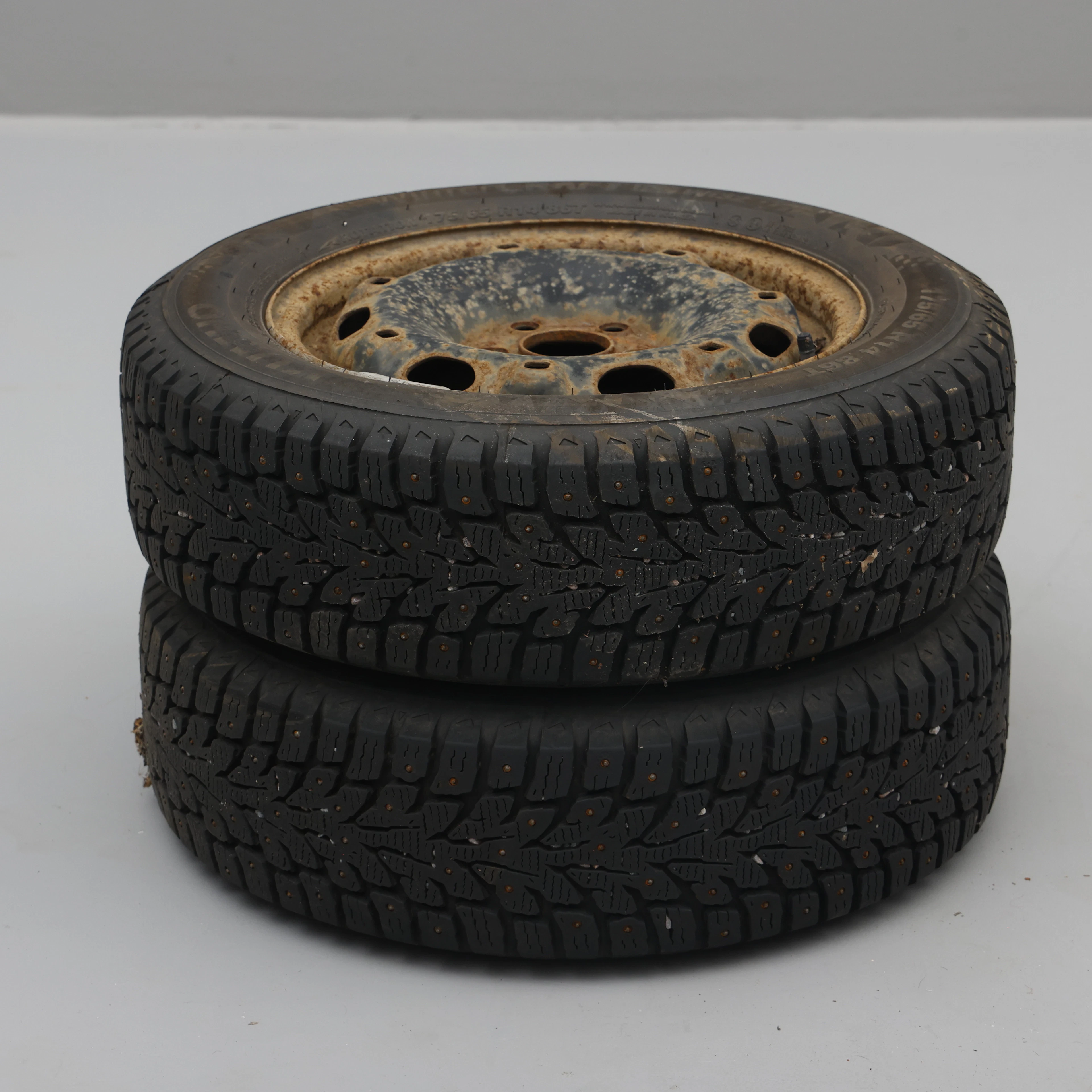 VINTERDÄCK, 2 stycken, dubbade, Kumho, på plåtfälg.