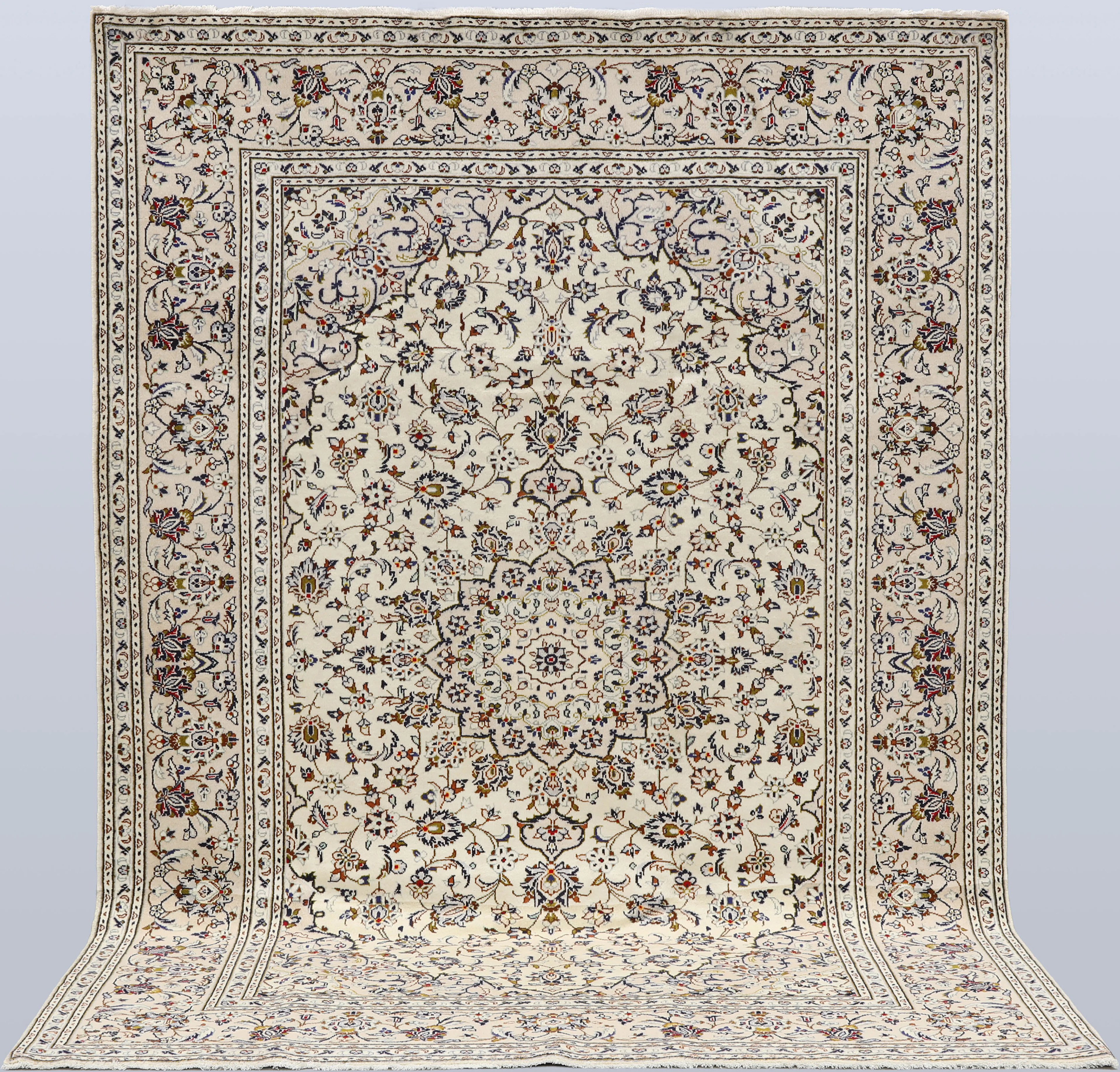 MATTA. Ljus Keshan fine, 300 x 202 cm.