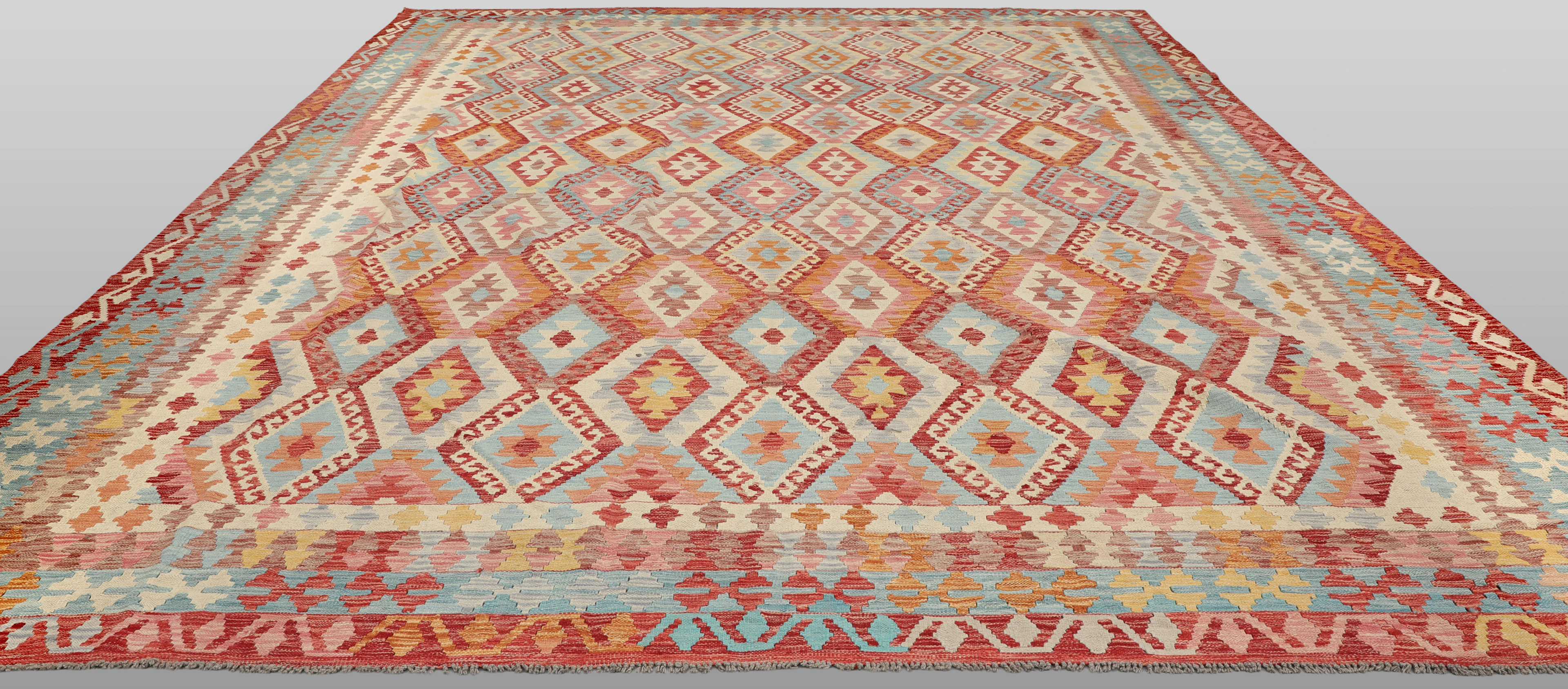 MATTA. Kelim klassisk design, 443 x 370 cm.