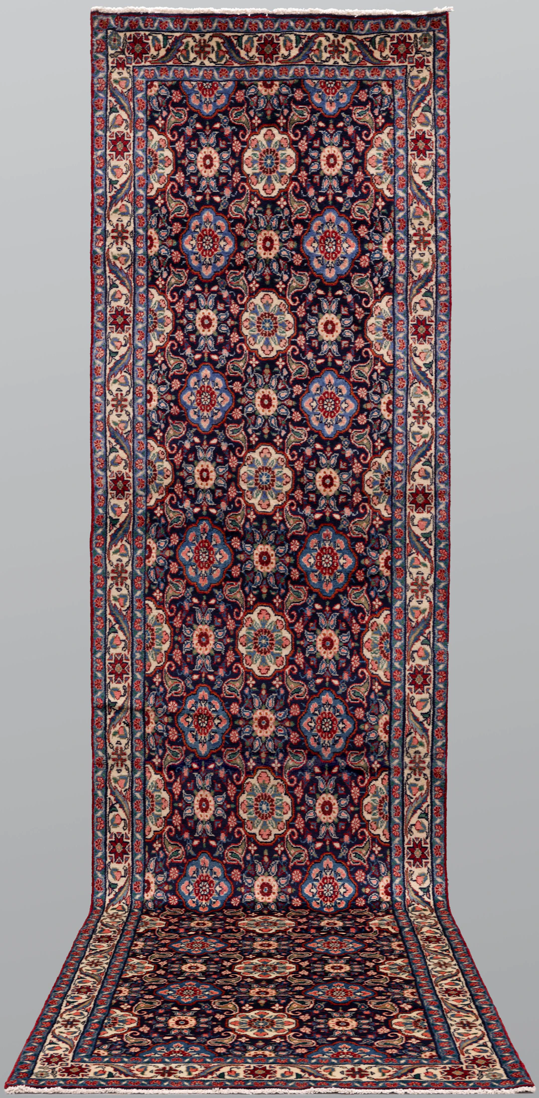 MATTA. Hamadan gallerimodell, 454 x 114 cm.