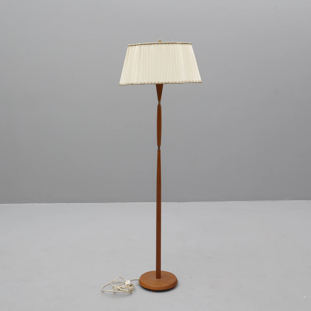 GOLVLAMPA, teak & mässing, 1950/60-tal.