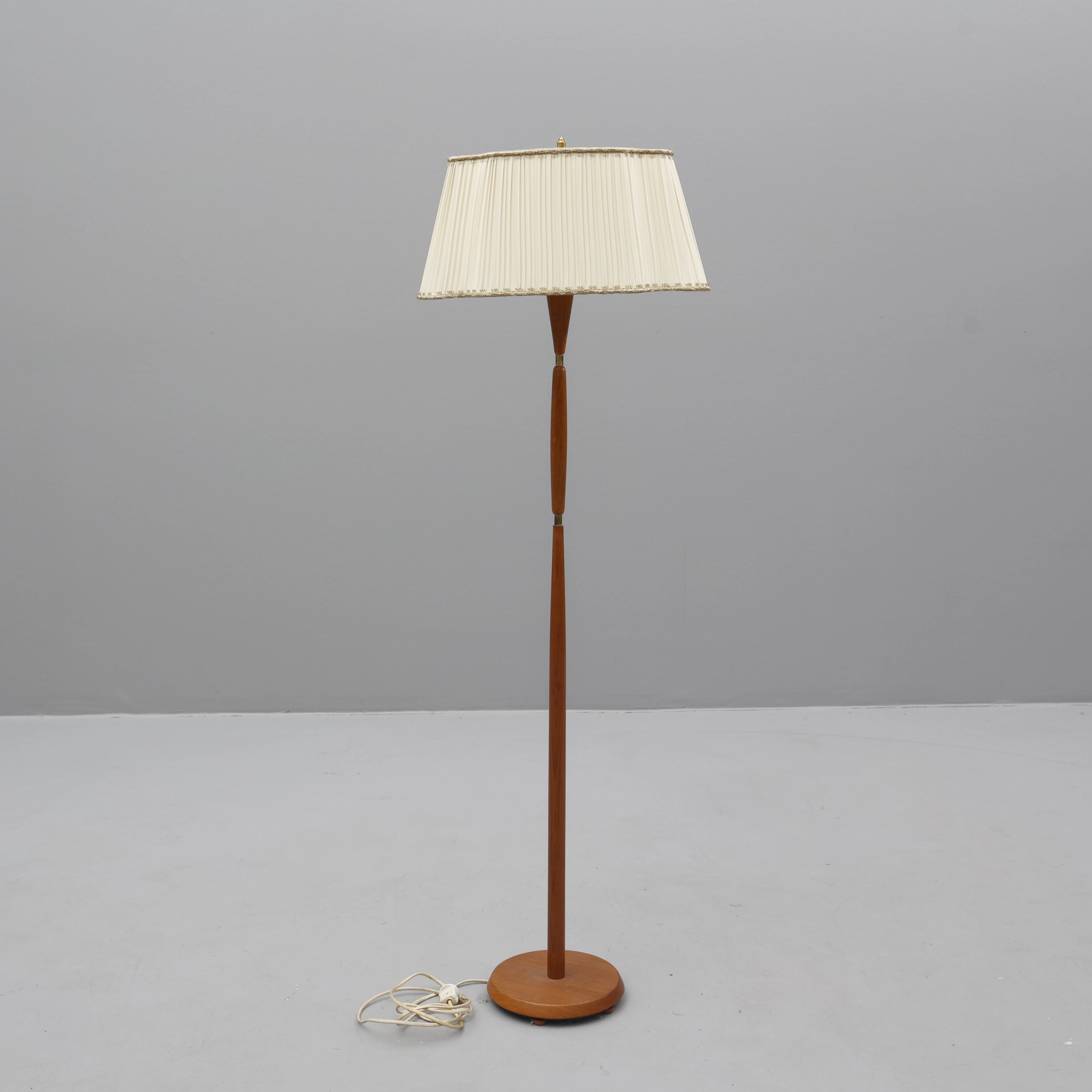 GOLVLAMPA, teak & mässing, 1950/60-tal.