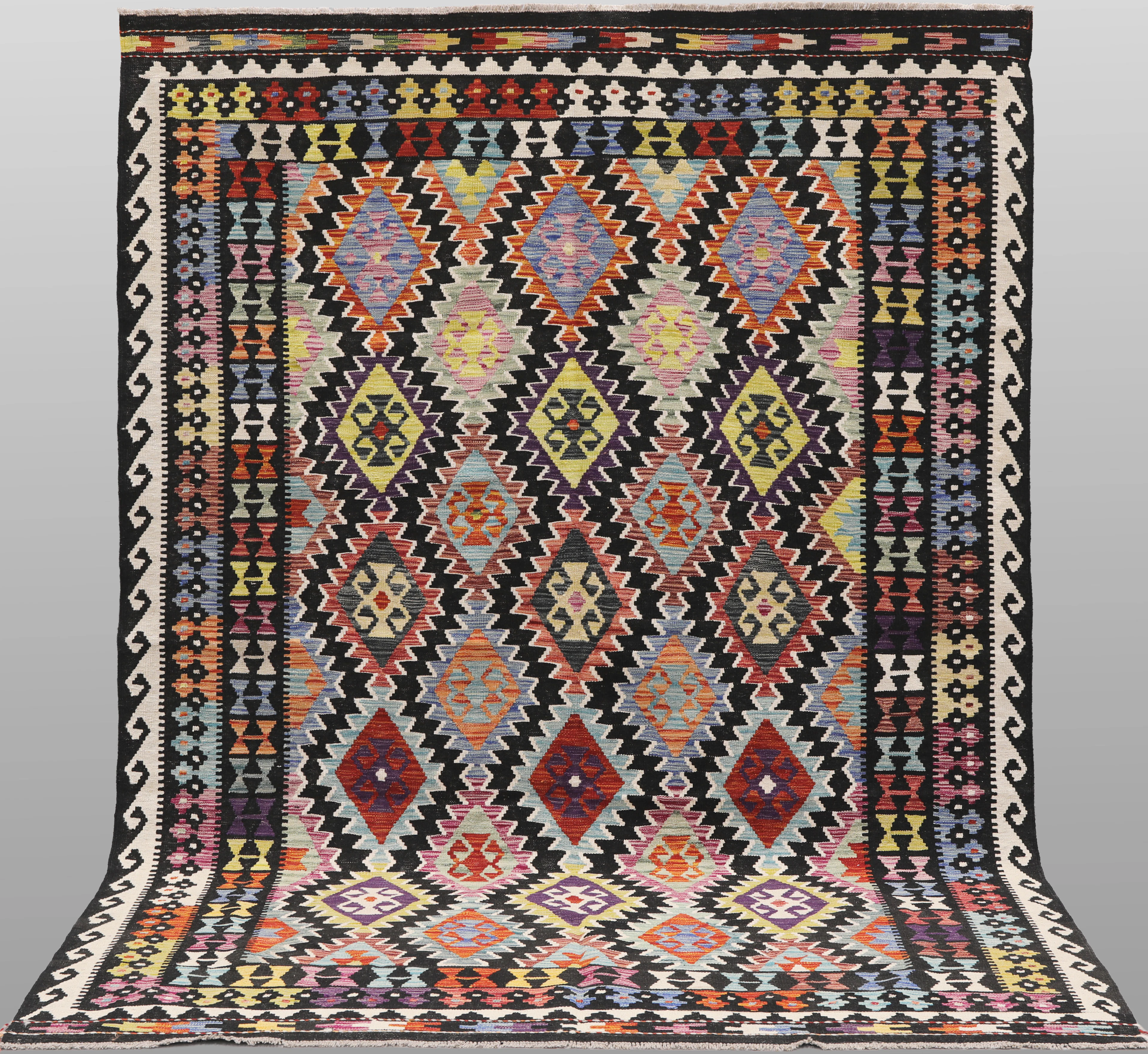 MATTA. Kelim klassisk design, 300 x 206 cm.