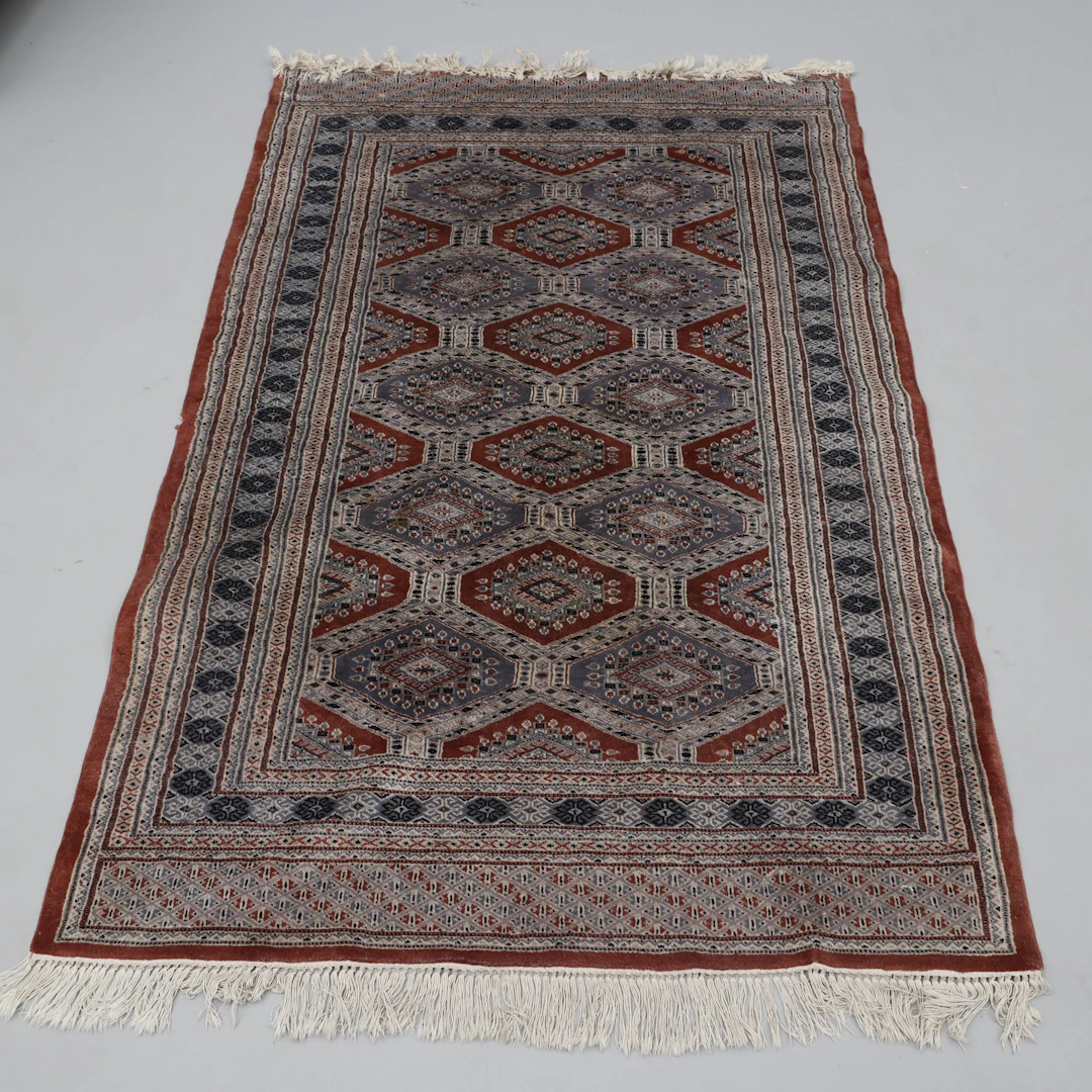 Matta, orientakisk Bokhara, ca 200 cm x ca 130 cm.