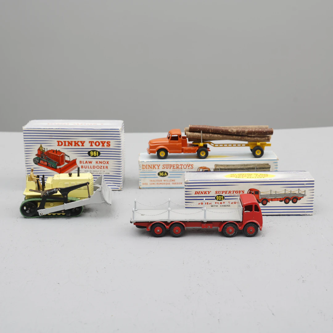 DINKY TOYS två Dinky Supertoys och en Dinky Toys i kartong.