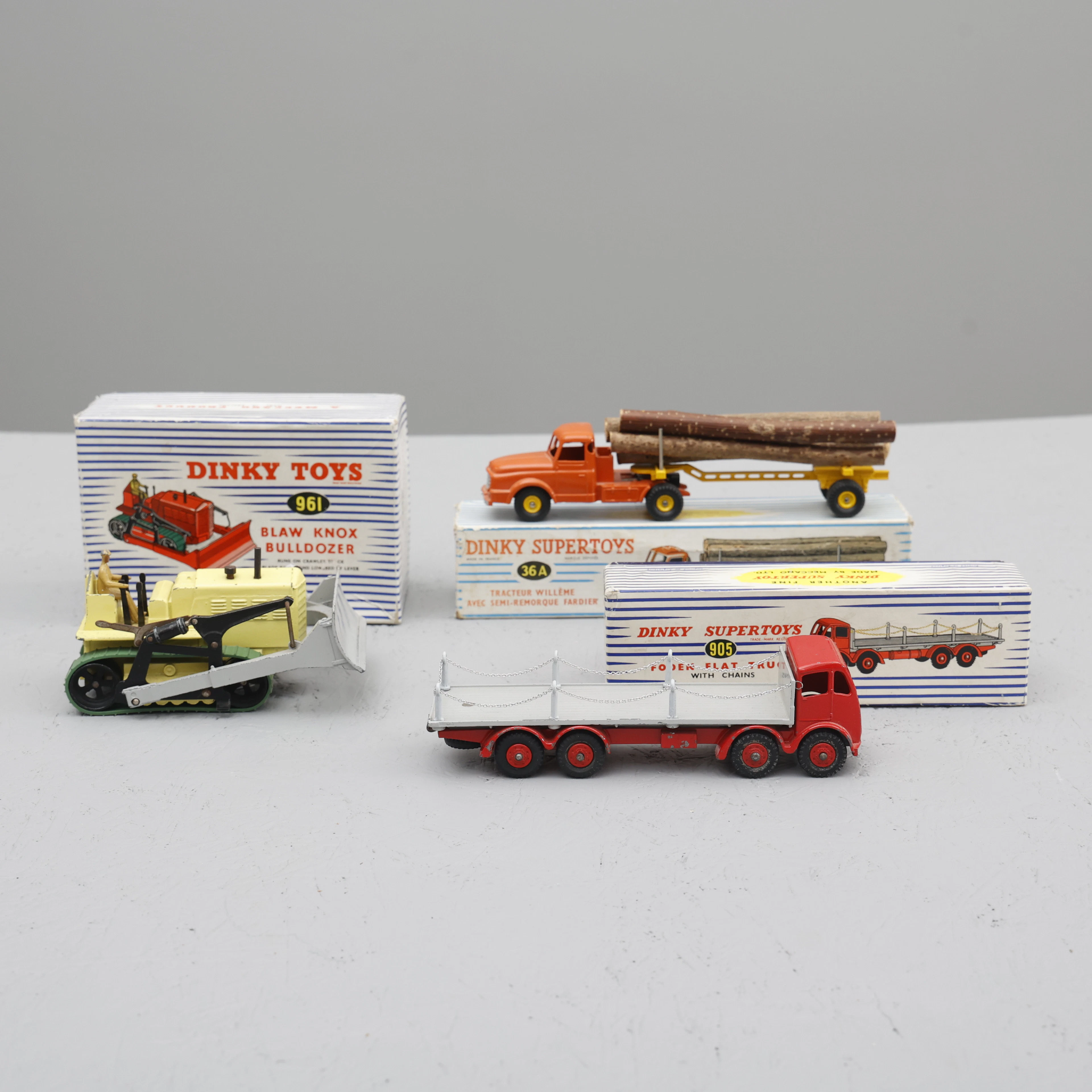 DINKY TOYS två Dinky Supertoys och en Dinky Toys i kartong.