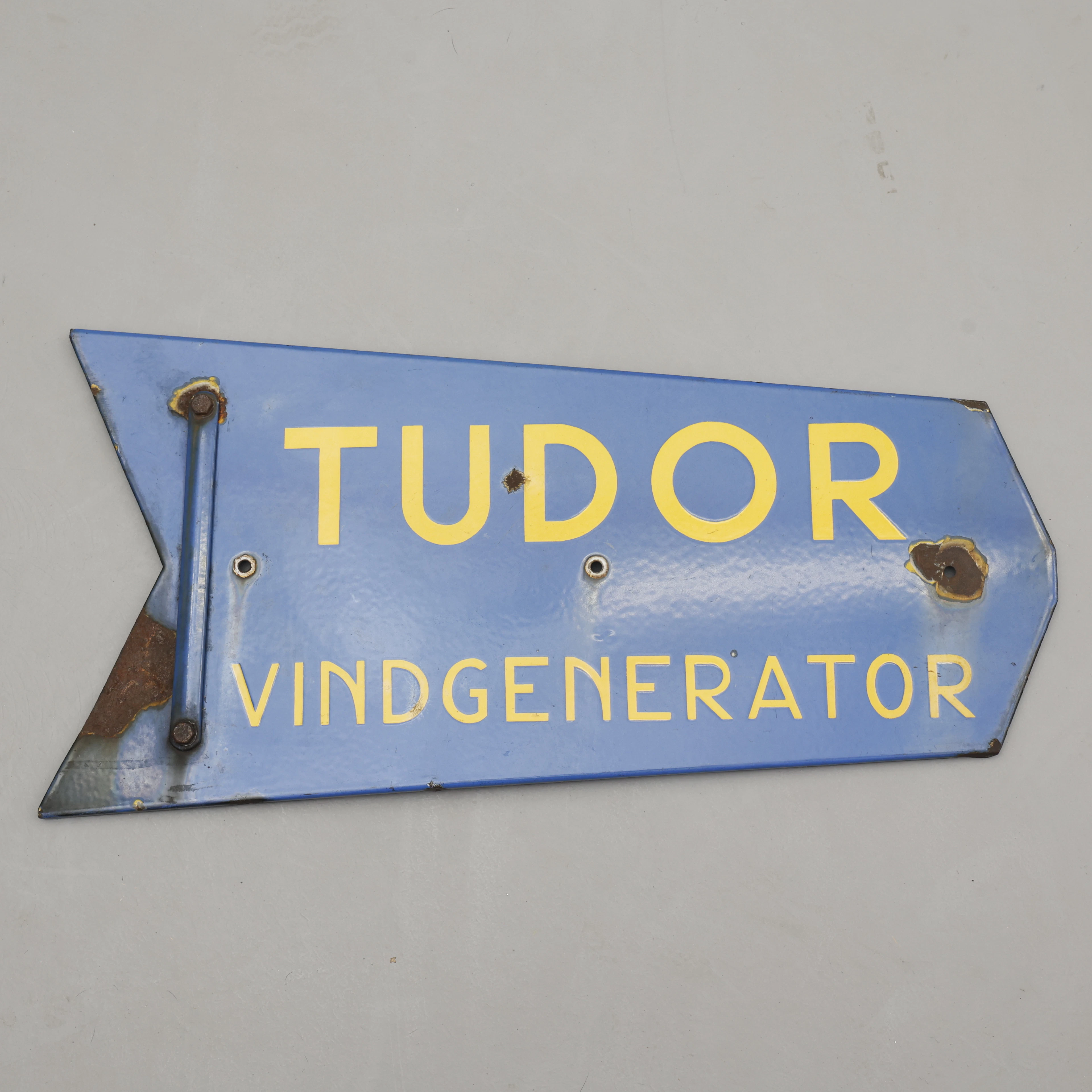 SKYLT, emaljerad plåt, TUDOR Vindgenerator, 1900-tal.