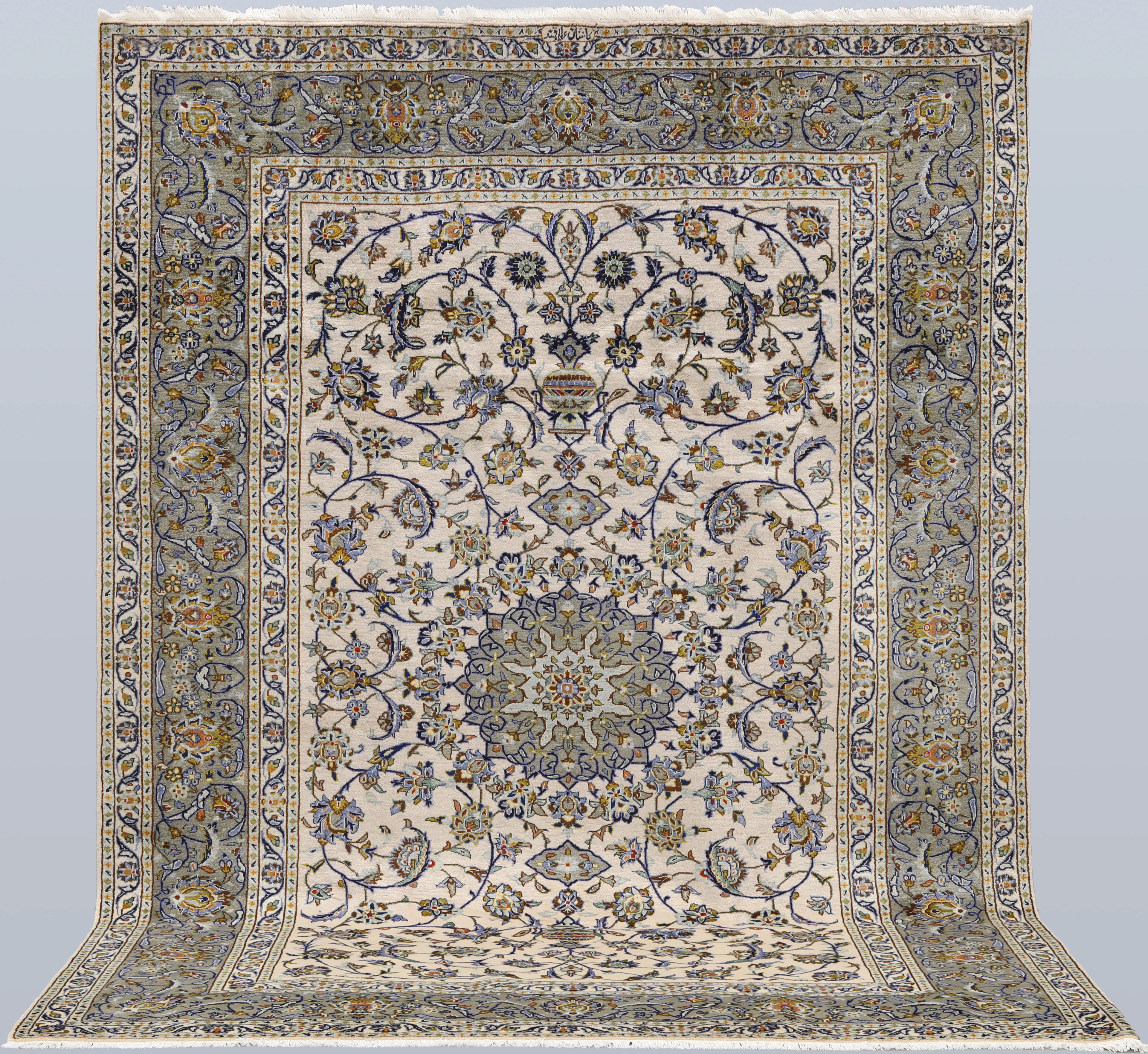 MATTA. Ljus Keshan, 315 x 223 cm.