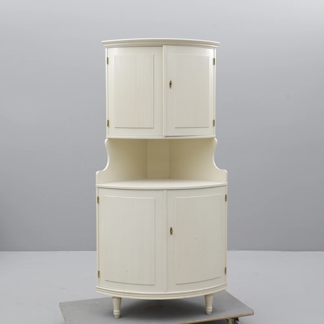 HÖRNSKÅP, gustaviansk stil, 1900-tal.